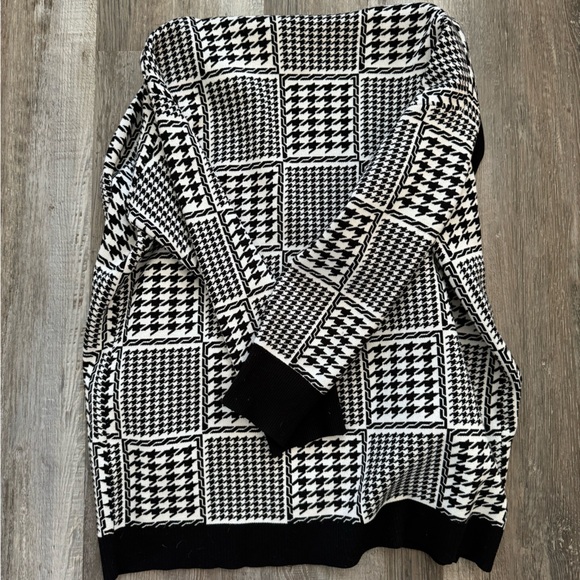 Sandro black and white cardigan with gold buttons size 2 NWT from Bloomingdale’s - Picture 5 of 6